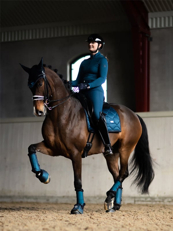 blue-meadow-dressage-saddle-pad-dressyrschabrak-dressurschabracke vue 3
