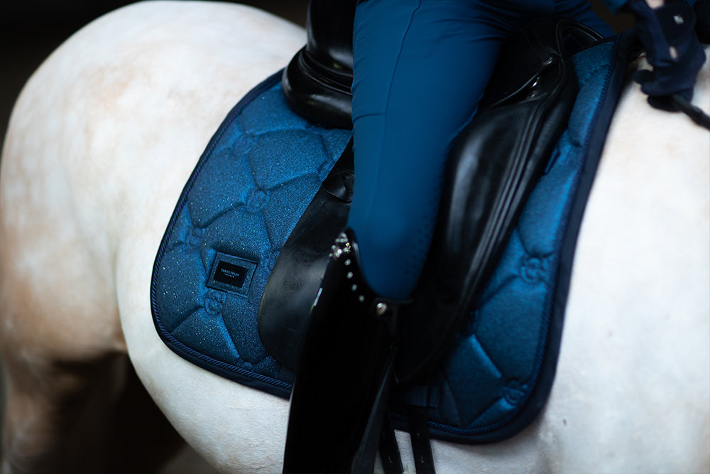 blue-meadow-dressage-saddle-pad-dressyrschabrak-dressurschabracke-cob