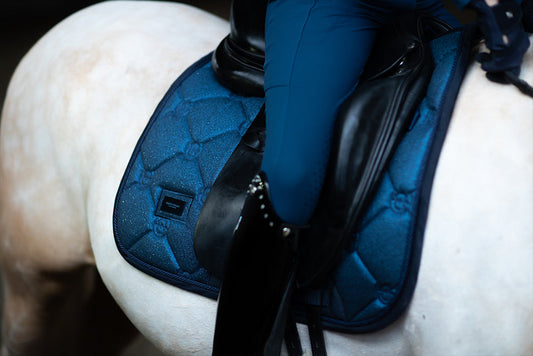 blue-meadow-dressage-saddle-pad-dressyrschabrak-dressurschabracke-cob