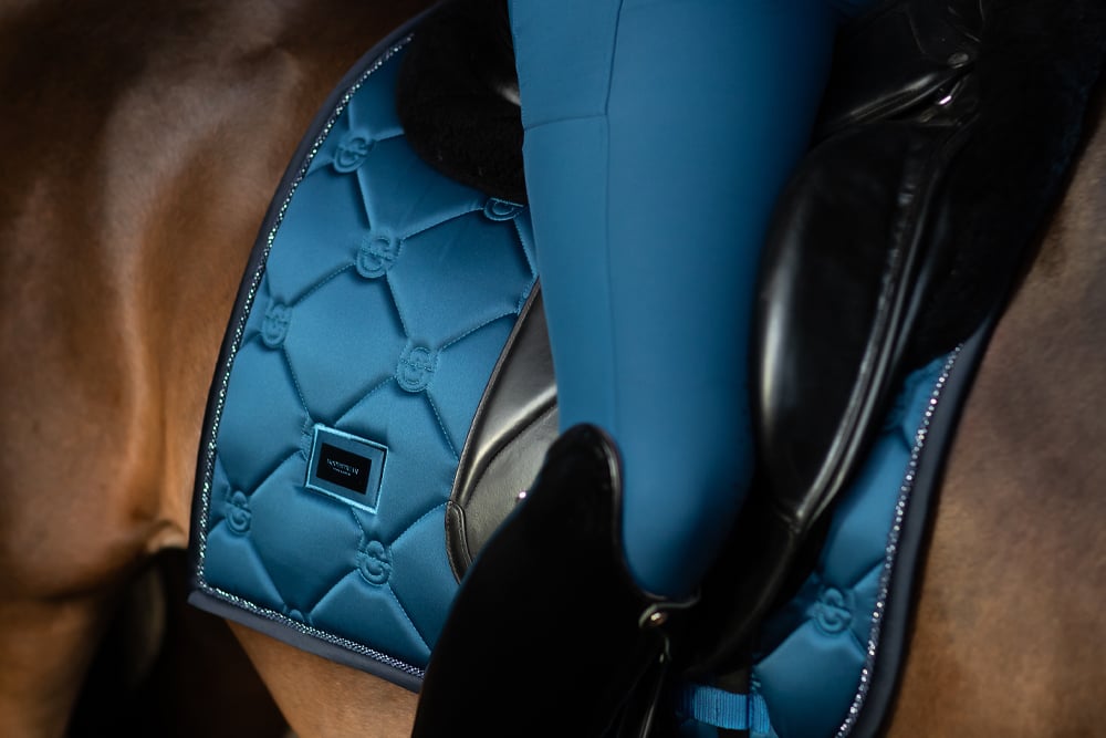 blue-meadow-dressage-saddle-pad-dressyrschabrak-dressurschabracke vue 4