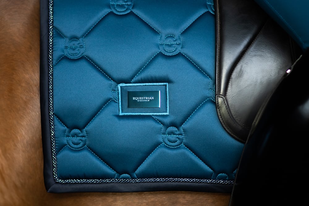 blue-meadow-dressage-saddle-pad-dressyrschabrak-dressurschabracke vue 5