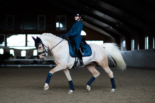blue-meadow-dressage-saddle-pad-dressyrschabrak-dressurschabracke