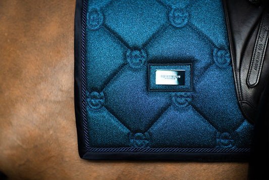 blue-meadow-dressage-saddle-pad-dressyrschabrak-dressurschabracke-dressuur-zadeldekje-on1