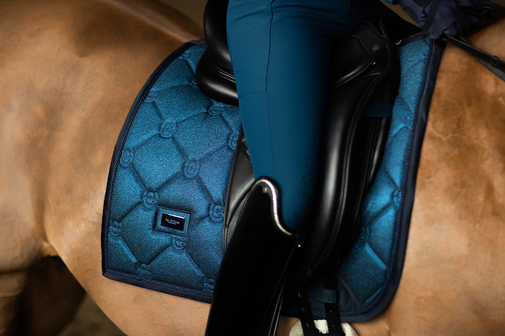 blue-meadow-dressage-saddle-pad-dressyrschabrak-dressurschabracke-dressuur-zadeldekje-on3 vue 5