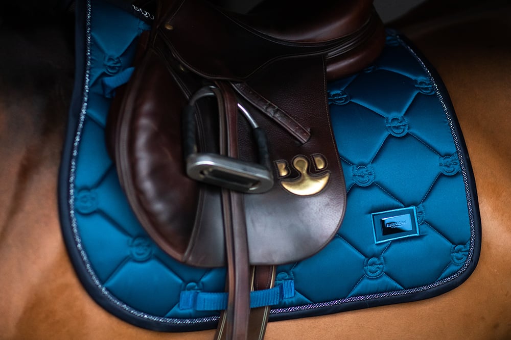 blue-meadow-jumping-saddle-pad-hoppschabrak-springschabrack-spring-zadeldekje-on3 vue 5