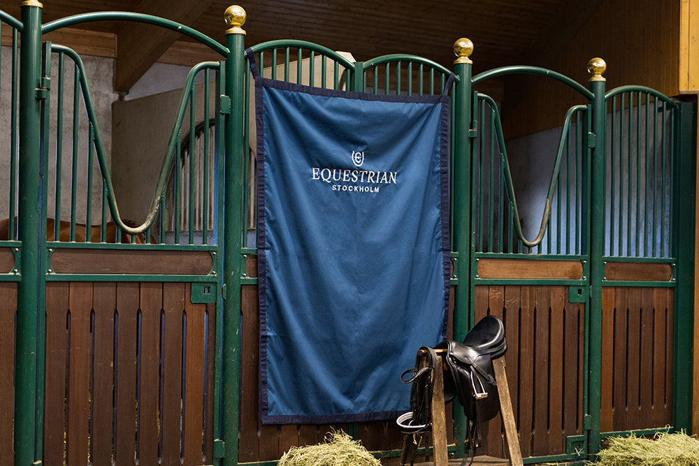 Stable Curtain Blue Meadow vue 3