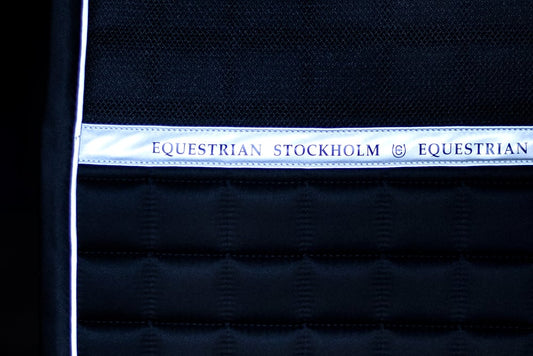 luminous-black-dressage-saddle-pad-dressyrschabrak-dressurschabracke-dressuur-zadeldekje-on1