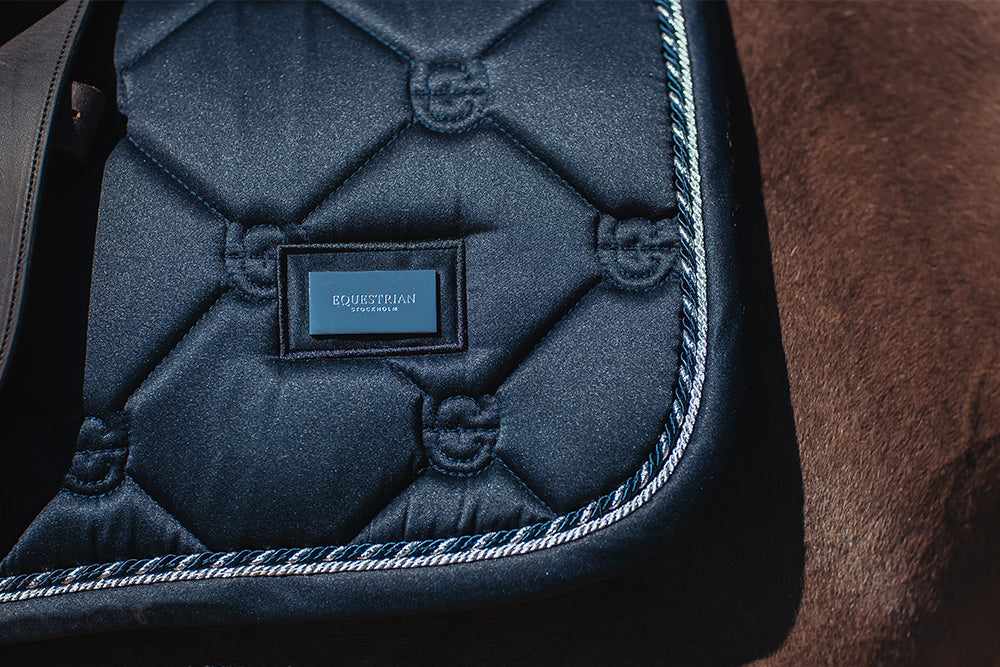 Midnight Blue Jump Saddle Pad Hoppschabrak Springschabracke Spring Zadeldekje vue 5