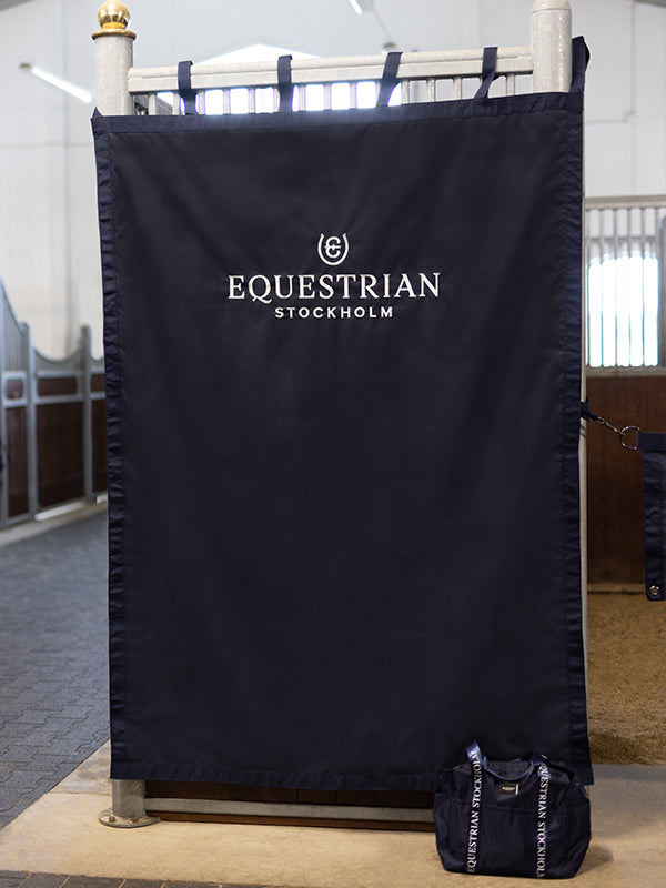 Stable Curtain Navy vue 2