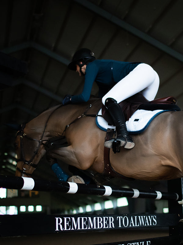 white-jumping-saddle-pad-hoppschabrak-springschabrack-spring-zadeldekje-hov vue 3