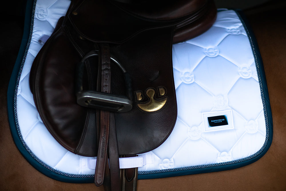white-jumping-saddle-pad-hoppschabrak-springschabrack-spring-zadeldekje-on1 vue 4