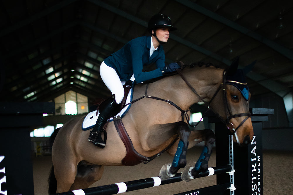 white-jumping-saddle-pad-hoppschabrak-springschabrack-spring-zadeldekje-on2 vue 5